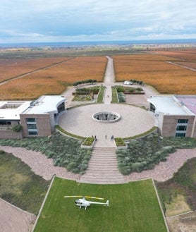 Imagen secundaria 2 - Zuccardi y su piedra infinita; cava de Sitio La Estocada y el helipuerto de Diamandes.