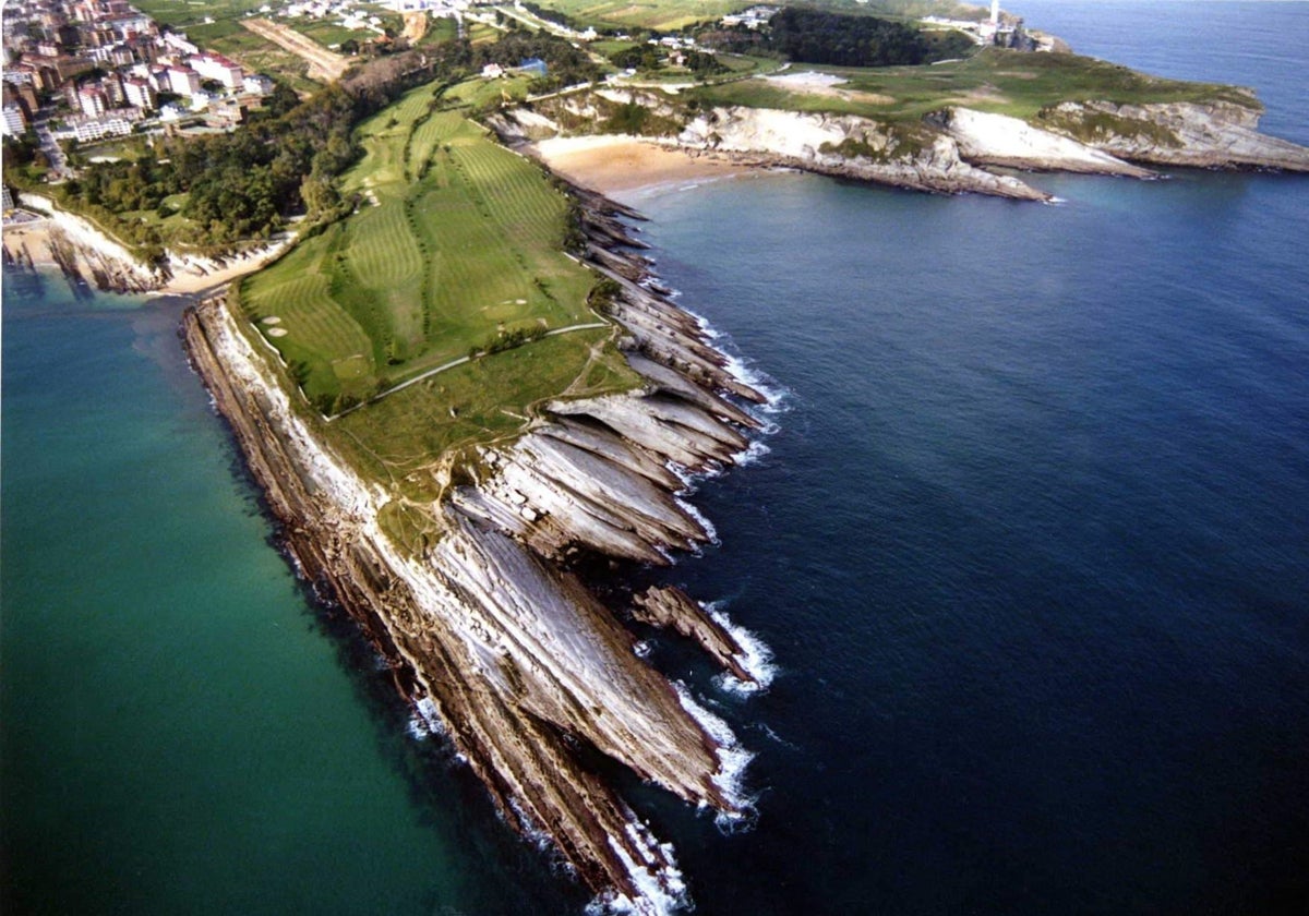 Vista aérea de la playa de Mataleñas, en Santander, con el campo de golf en primer término