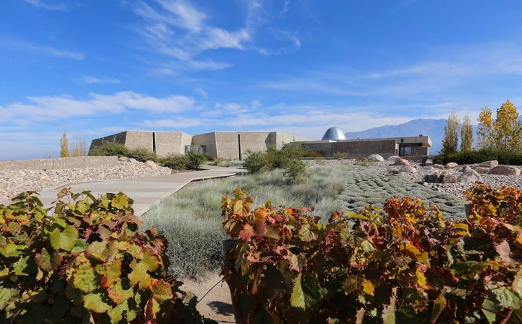 Imagen principal - Zuccardi y su piedra infinita; cava de Sitio La Estocada y el helipuerto de Diamandes.