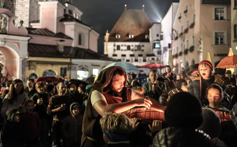 Imagen principal - En la foto superior, la fiesta mediaval en Hall Wattens. Debajo, la Torre de la Moneda y un rincón del Museo Münze Hall Castillo de Hasegg