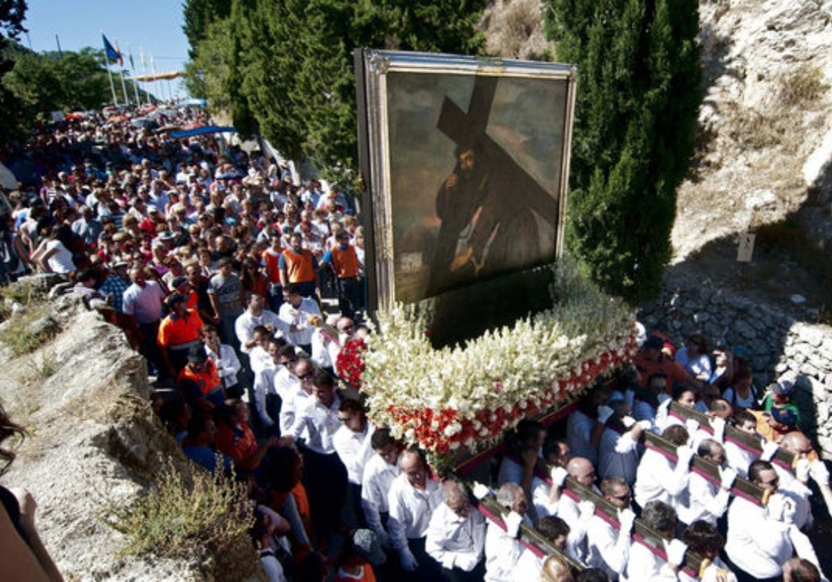 El lienzo procesiona por las estrechas calles de Moclín