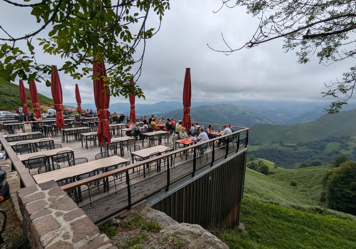 Terraza del refugio Orisson, en la ruta desde San Juan Pie de Puerto a Roncesvalles