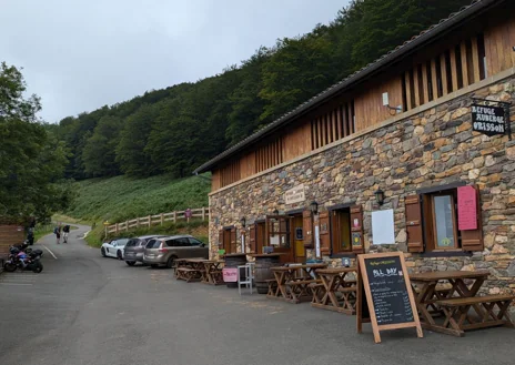 Imagen secundaria 1 - En la foto superior, San Juan de Pie de Puerto, pueblo abarrotado de peregrinos de donde sale la llamada ruta de Napoleón, que termina en Rocesvalles. Sobre estas líneas, el exterior del refugio Orisson. A la derecha, la Virgen de Biakorri