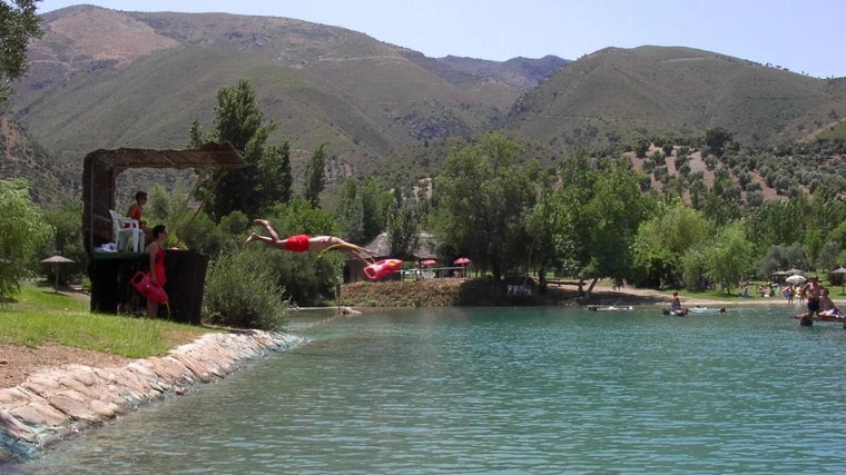 La Playita de Zahara de la Sierra cuenta también con un servicio de socorrismo para garantizar la seguridad