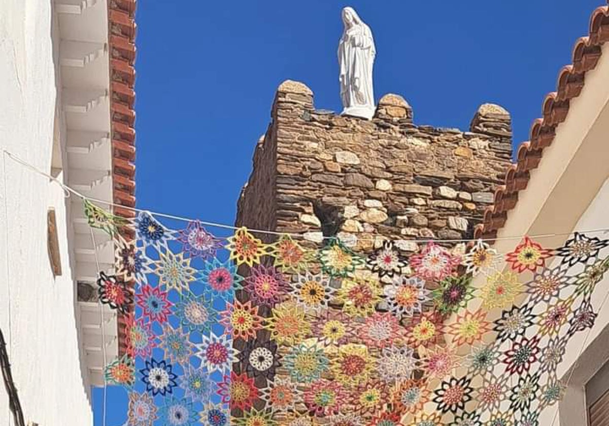 Círculos de crochet bajo la imagen de la Virgen de la Tizná