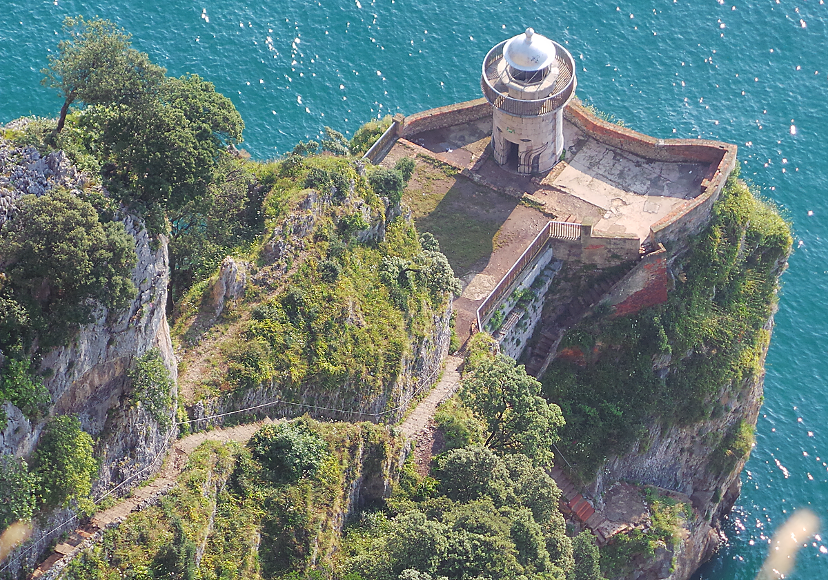 Imagen aérea del Faro del Caballo, ubicado en el monte Buciero, Santoña (Cantabria)