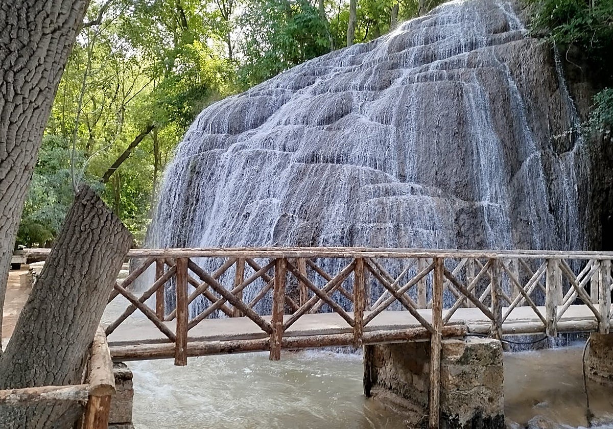 Uno de los puentes del parque, restaurado tras los daños provocados por el agua