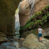 La mágica garganta natural de Andalucía de hasta 30 metros de profundidad que puedes atravesar nadando