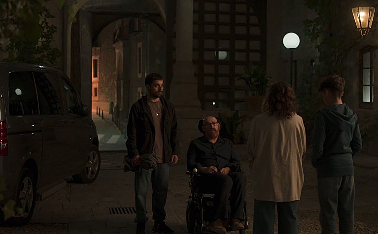 Imagen principal - Tres fotogramas de la llegada de Tomás (Javier Cámara) a la Casa de las Cadenas, en el segundo capítulo de la tercera temporada de 'Rapa'. Allí viven su expareja y su hijo.