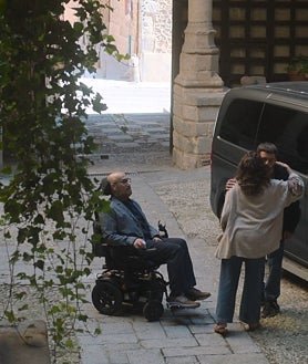 Imagen secundaria 2 - Tres fotogramas de la llegada de Tomás (Javier Cámara) a la Casa de las Cadenas, en el segundo capítulo de la tercera temporada de 'Rapa'. Allí viven su expareja y su hijo.