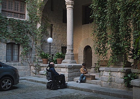 Imagen secundaria 1 - Tres fotogramas de la llegada de Tomás (Javier Cámara) a la Casa de las Cadenas, en el segundo capítulo de la tercera temporada de 'Rapa'. Allí viven su expareja y su hijo.