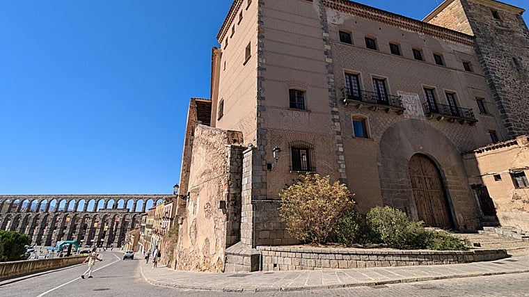Entrada a la Casa de las Cadenas, en Segovia. Al fondo, el acueducto romano