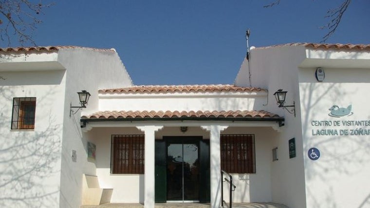 La zona cuenta con un centro de visitantes en el que se pueden aprender todos los detalles referentes a la laguna