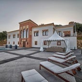 Así es la casa palacio con piscina infinita que se esconde en la sierra de Huelva
