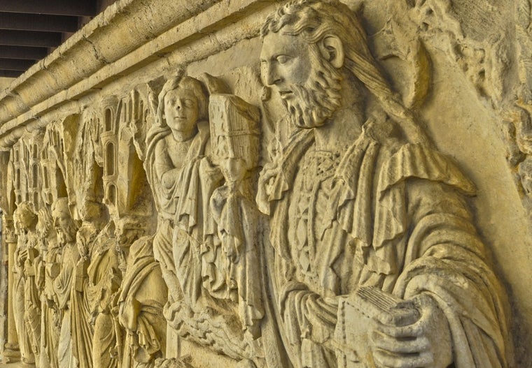 Lo más sobresaliente de la portada de la iglesia de Santiago es sin duda el Pantocrátor, un maravilloso friso escultórico que reproduce a Cristo en Majestad, rodeado de sus apóstoles y del Tetramorfo, que simboliza a los cuatro evangelistas, según la visión del profeta Ezequiel