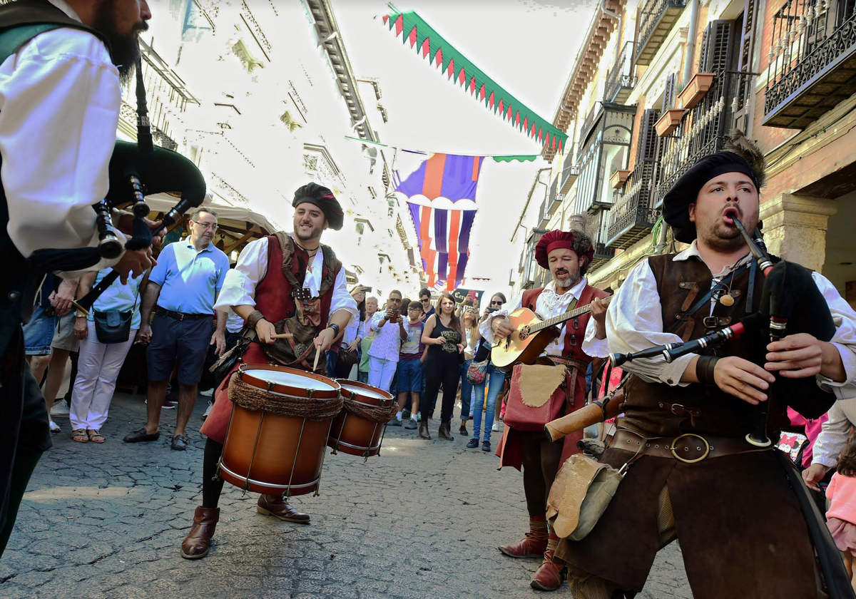 Pasacalles en Alcalá de Henares durante una Semana Cervantina