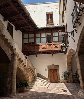 Imagen secundaria 2 - L'Iber Museo de los Soldaditos de Plomo se halla en la planta noble del Palacio de los Marqueses de Malferit (a la derecha, el patio). Sobre estas líneas, Alejandro Noguera, familia que compró el edificio en 1945. El padre de Alejandro, Álvaro, un economista y empresario muy conocido en Valencia, tenía una enorme colección de miniaturas, base esencial del actual museo, inaugurado en 2006.