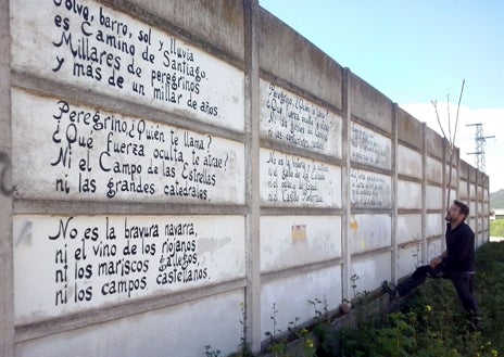 Imagen secundaria 1 - En la foto superior, el Panteon del Real Monasterio Nájera. Sobre estas líneas, el Poema Najerino del Camino Riojano: «Polvo, barro, sol y lluvia es Camino de Santiago...». A la derecha, peregrinos tomando vino en el capitel del Monasterio San Juan de Acre