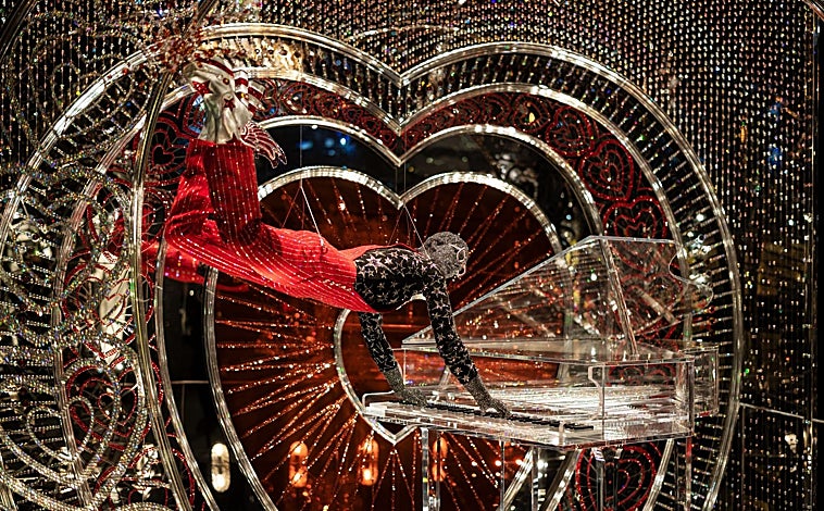 Imagen principal - The Art of Performance celebra la relación duradera de Swarovski con los mejores artistas y creativos de Hollywood. Sobre estas líneas, a la izquierda, el gigante de los mundos de cristal de Swarovski.