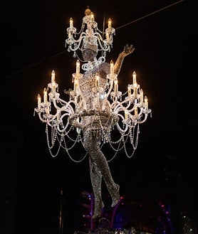 Imagen secundaria 2 - The Art of Performance celebra la relación duradera de Swarovski con los mejores artistas y creativos de Hollywood. Sobre estas líneas, a la izquierda, el gigante de los mundos de cristal de Swarovski.