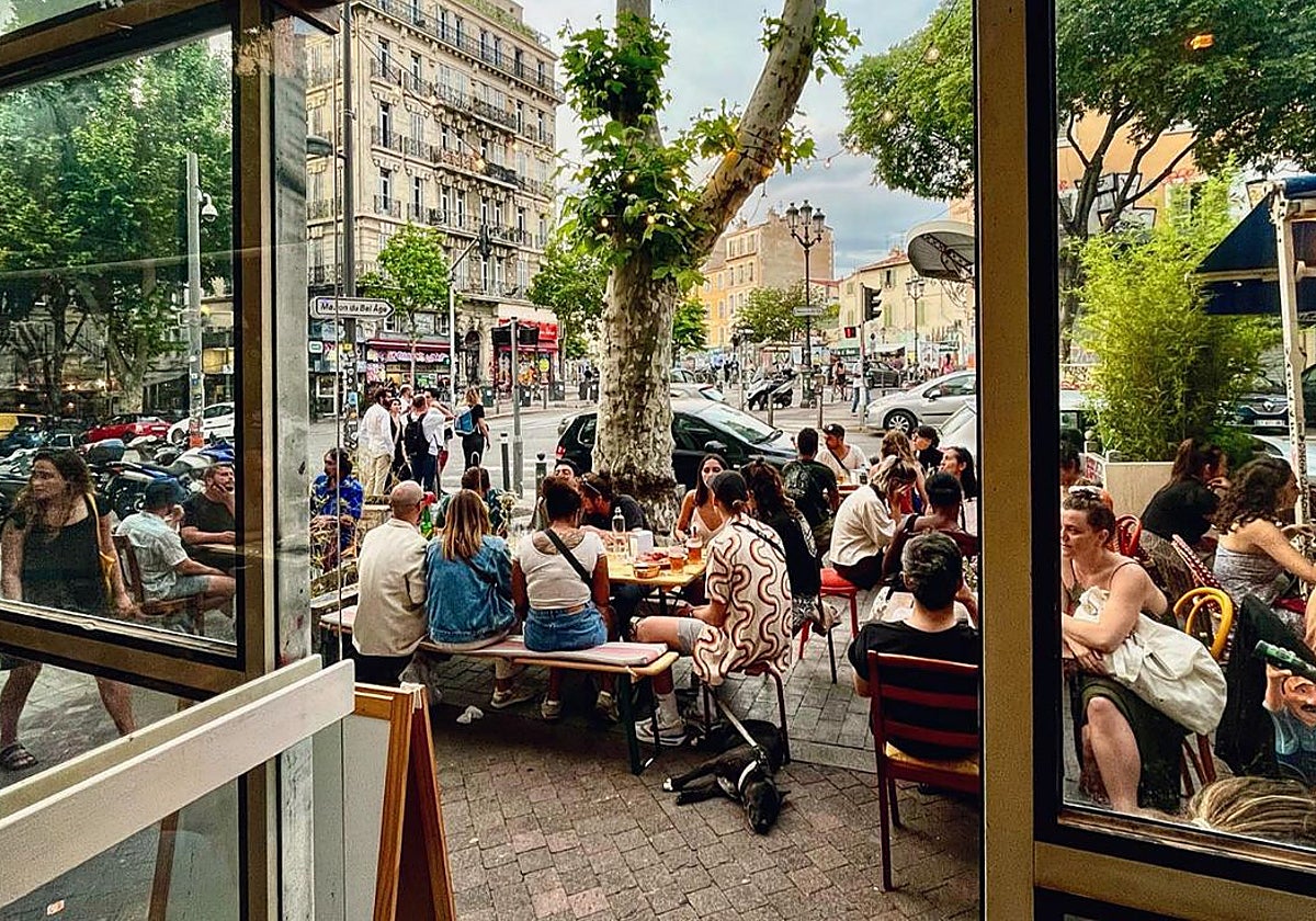 Terraza de La Nena, un restaurante español (asturiano) en Notre-Dame du Mont