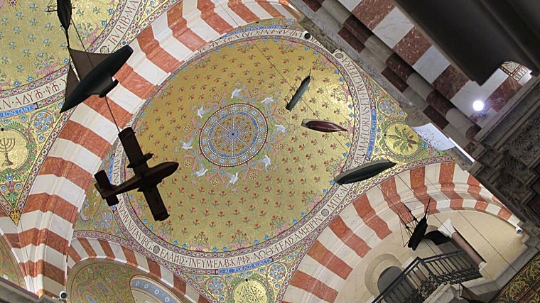 Barcos y aviones: ofrendas en el interior de Notre-Dame de la Garde, en Marsella