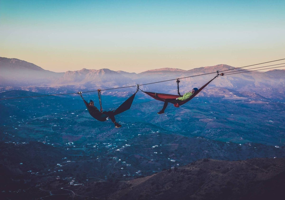 Desde la tirolina hay vistas espectaculares a la comarca de la Axarquía