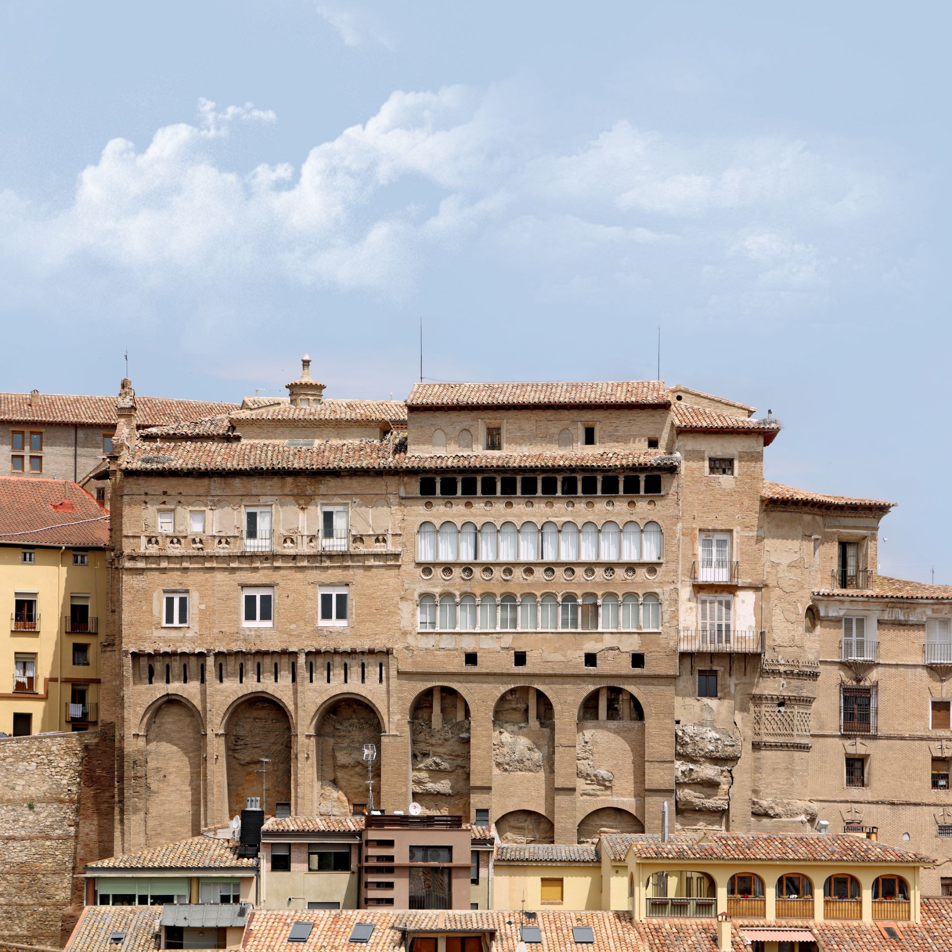 Con su peculiar fachada volada hacia el río, el Palacio Episcopal es sin duda una de las estampas más reconocibles de Tarazona. Antigua fortaleza musulmana y castillo medieval, el Palacio Episcopal pasó a ser después un magnífico palacio renacentista con grandes exponentes de ese estilo.