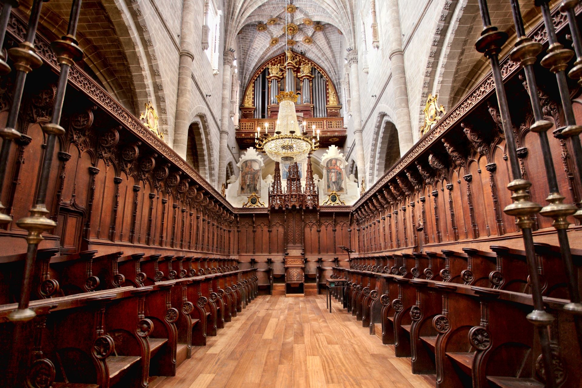 Catedral de Tarazona. Su construcción comenzó en el siglo XIII con planta gótica clásica, aunque fue reformulada en el siglo XVI -un siglo de esplendor de la ciudad- en estilo renacentista. Cuenta también con elementos en estilo mudéjar. Posteriormente se construyó un gran atrio barroco. En la foto puede verse el coro, de estilo gótico, realizado en madera de roble a finales del siglo XV.