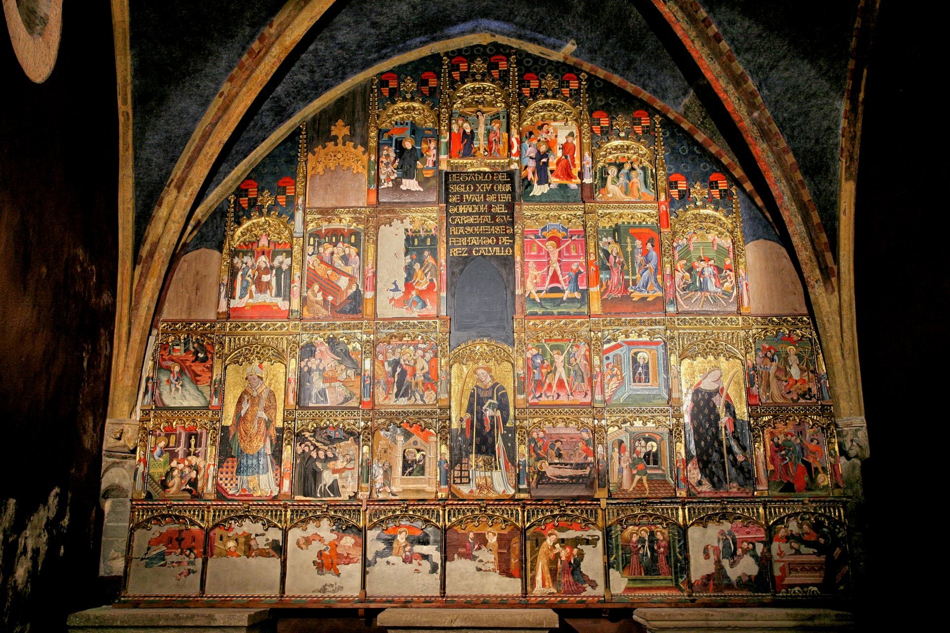 La Catedral de Tarazona es una de las joyas artísticas más importantes de Aragón y, dentro del panorama peninsular, toda una singularidad, pues en ella conviven el gótico francés y el mudéjar con elementos renacentistas únicos en Europa, como sus flamantes pinturas del siglo XVI que le han dado fama en todo el continente. En la foto, el retablo de Juan de Leví.