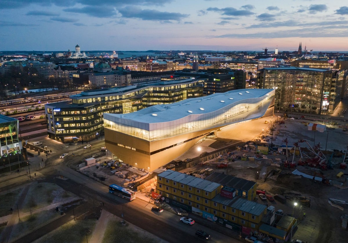 Vista de Helsinki, con la biblioteca Oodi en primer plano