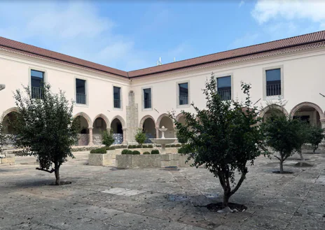 Imagen secundaria 1 - Sala del Coro Alto, detalles de relicarios de santas y patio interior del convento