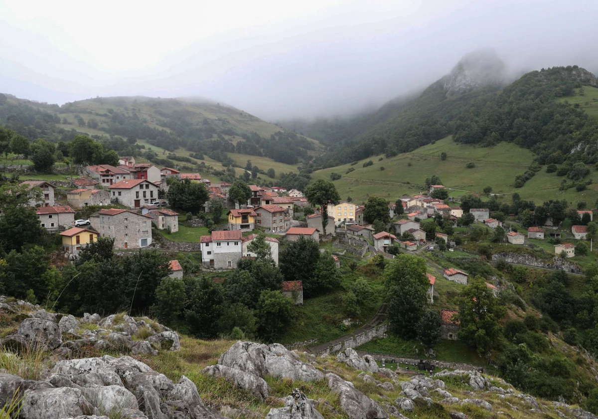 Sotres, encajado en los Picos de Europa, Pueblo Ejemplar de Asturias