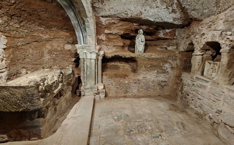 Imagen principal - En la foto superior, Cenotafio de San Millán, del siglo XII, en el monasterio de Suso, y los tres altares más antiguos de España. Junto a estas líneas, el monasterio de Yuso. A la derecha, arcos visigodos y de herradura y bóvedas de estilo califal en el monasterio de Suso