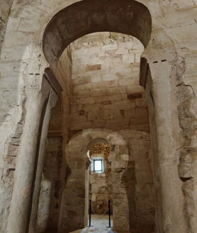 Imagen secundaria 2 - En la foto superior, Cenotafio de San Millán, del siglo XII, en el monasterio de Suso, y los tres altares más antiguos de España. Junto a estas líneas, el monasterio de Yuso. A la derecha, arcos visigodos y de herradura y bóvedas de estilo califal en el monasterio de Suso