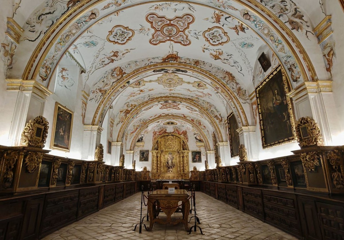 Sacristía, antigua Sala Capitular, del Monasterio de Yuso, con el retablo barroco