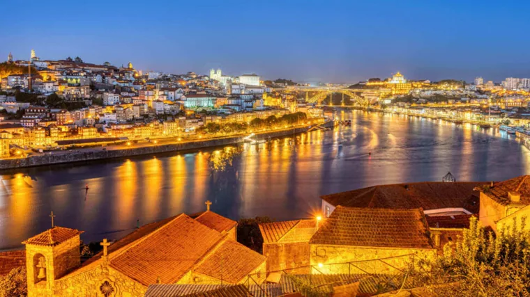 Vista nocturna del río Duero que divide la ciudad portuguesa de Oporto