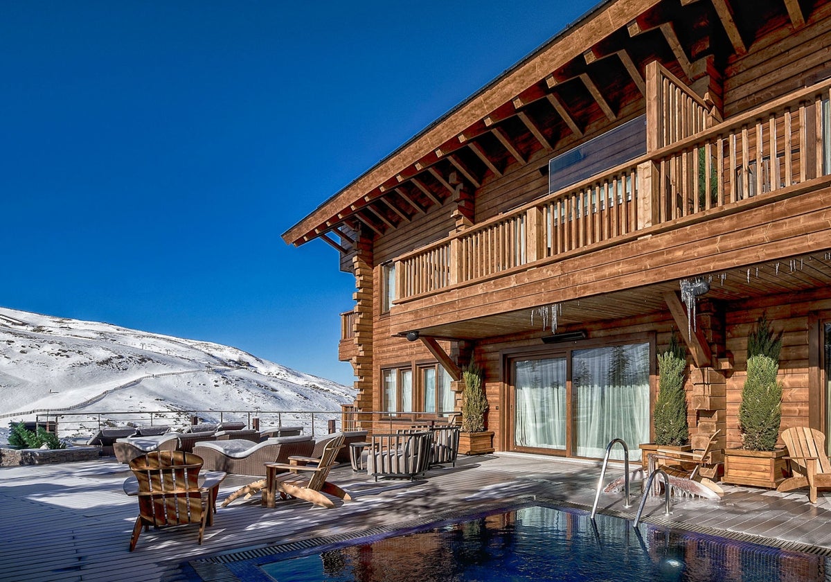 La piscina exterior está climatizada y permite un chapuzón en pleno invierno