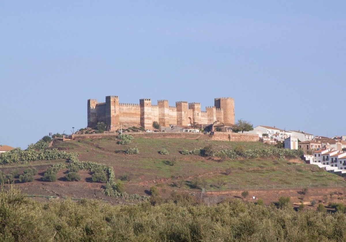 Castillo de Burgalimar coronando el Cerro del Cueto de Baños de la Encina