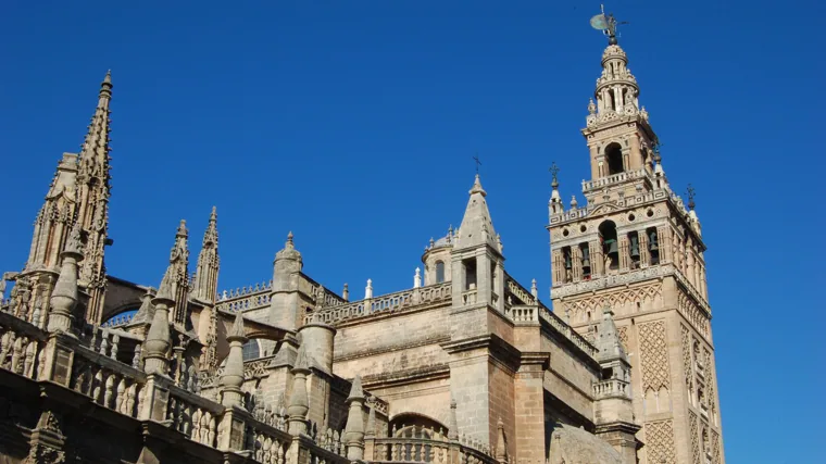 Vista exterior de la Catedral de Sevilla y la Giralda