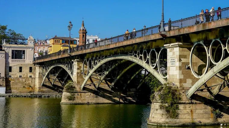 Imagen del Puente de Triana desde el Muelle de la Sal