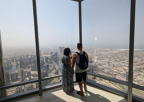 Imagen secundaria 1 - En la foto superior, The Next Level, la zona más elevada del mirador de The Palm Tower, a 250 m de altura, sin cristales y sin reflejos, desde donde se ve la Palm Jumeirah al completo. Sobre estas líneas, el mirador del Burj Khalifa. A la derecha, el exterior del Museo del Futuro.