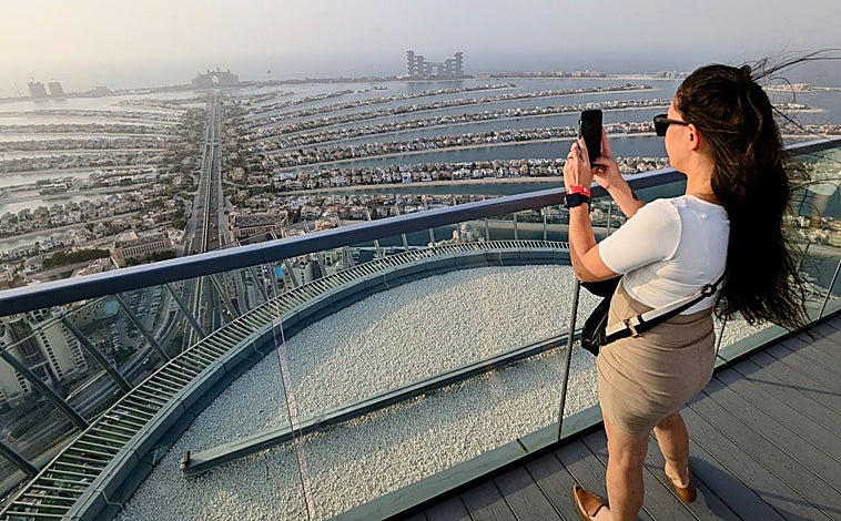 Imagen principal - En la foto superior, The Next Level, la zona más elevada del mirador de The Palm Tower, a 250 m de altura, sin cristales y sin reflejos, desde donde se ve la Palm Jumeirah al completo. Sobre estas líneas, el mirador del Burj Khalifa. A la derecha, el exterior del Museo del Futuro.