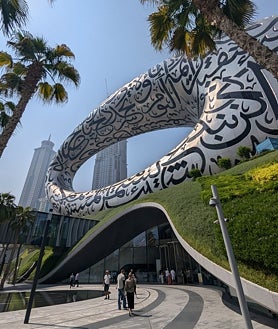 Imagen secundaria 2 - En la foto superior, The Next Level, la zona más elevada del mirador de The Palm Tower, a 250 m de altura, sin cristales y sin reflejos, desde donde se ve la Palm Jumeirah al completo. Sobre estas líneas, el mirador del Burj Khalifa. A la derecha, el exterior del Museo del Futuro.