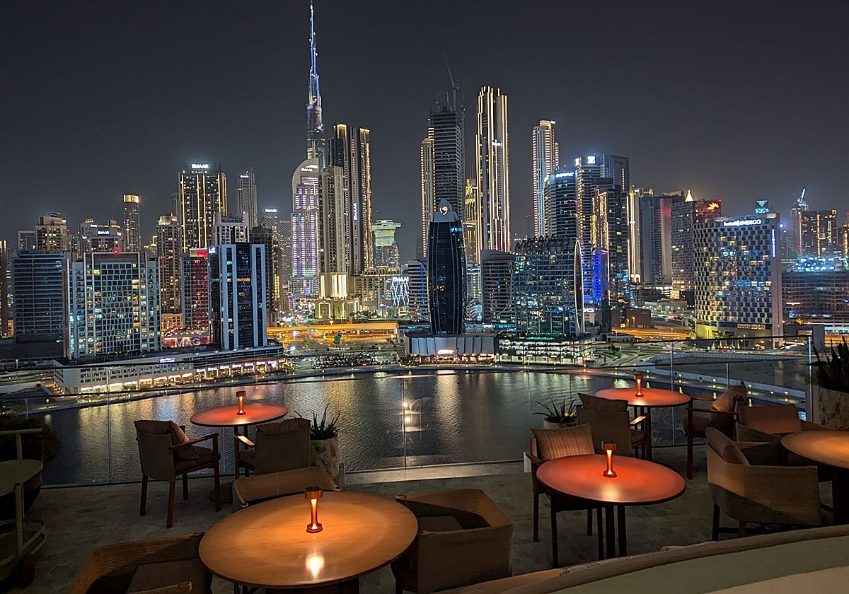 Rascacielos de Dubái, incluido el Burj Khalifa, desde la terraza del restaurante 'Jara', de Martín Berasategui