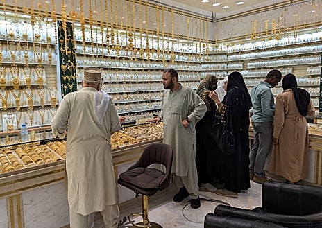 Imagen secundaria 1 - En la foto superior, la piscina infinita del NH Collection Dubai The Palm. Sobre estas líneas, la zona de tiendas de oro en el zoco, la zona antigua de la ciudad. A la derecha, una de las dos tiendas de Manolo Blahnik que hay en el Dubai Mall. 