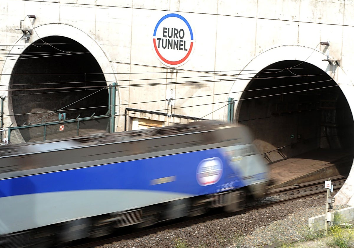 Un tren Eurostar a punto de entrar en el Eurotunnel