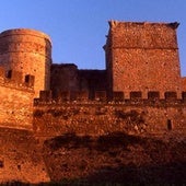 Niebla, un castillo, una muralla y un pasado de leyenda