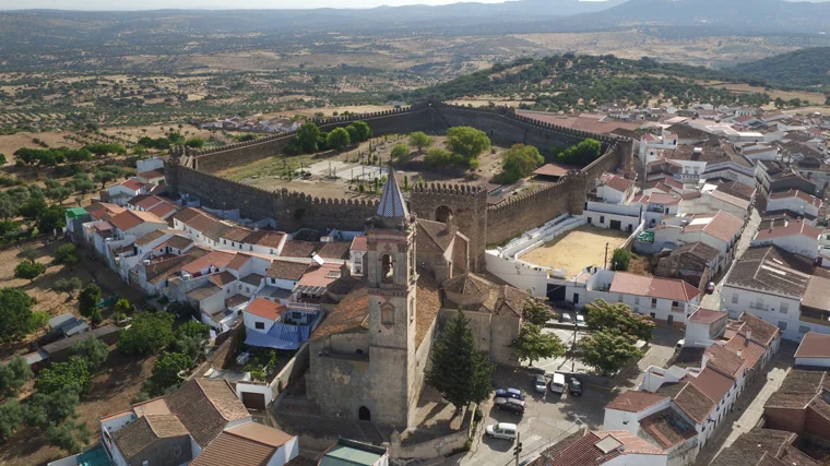 Otro de los castillos más destacados de la sierra de Huelva es el que está situado en la localidad de Cumbres Mayores