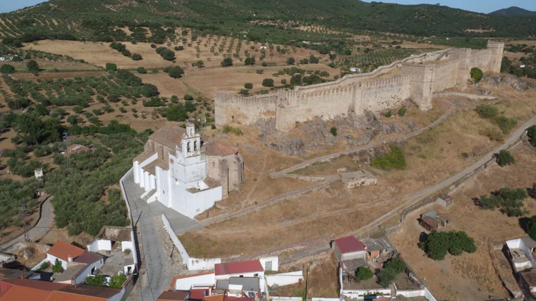 El Castillo de Santa Olalla del Cala se ubica en la parte superior de un cerro que domina todo el horizonte